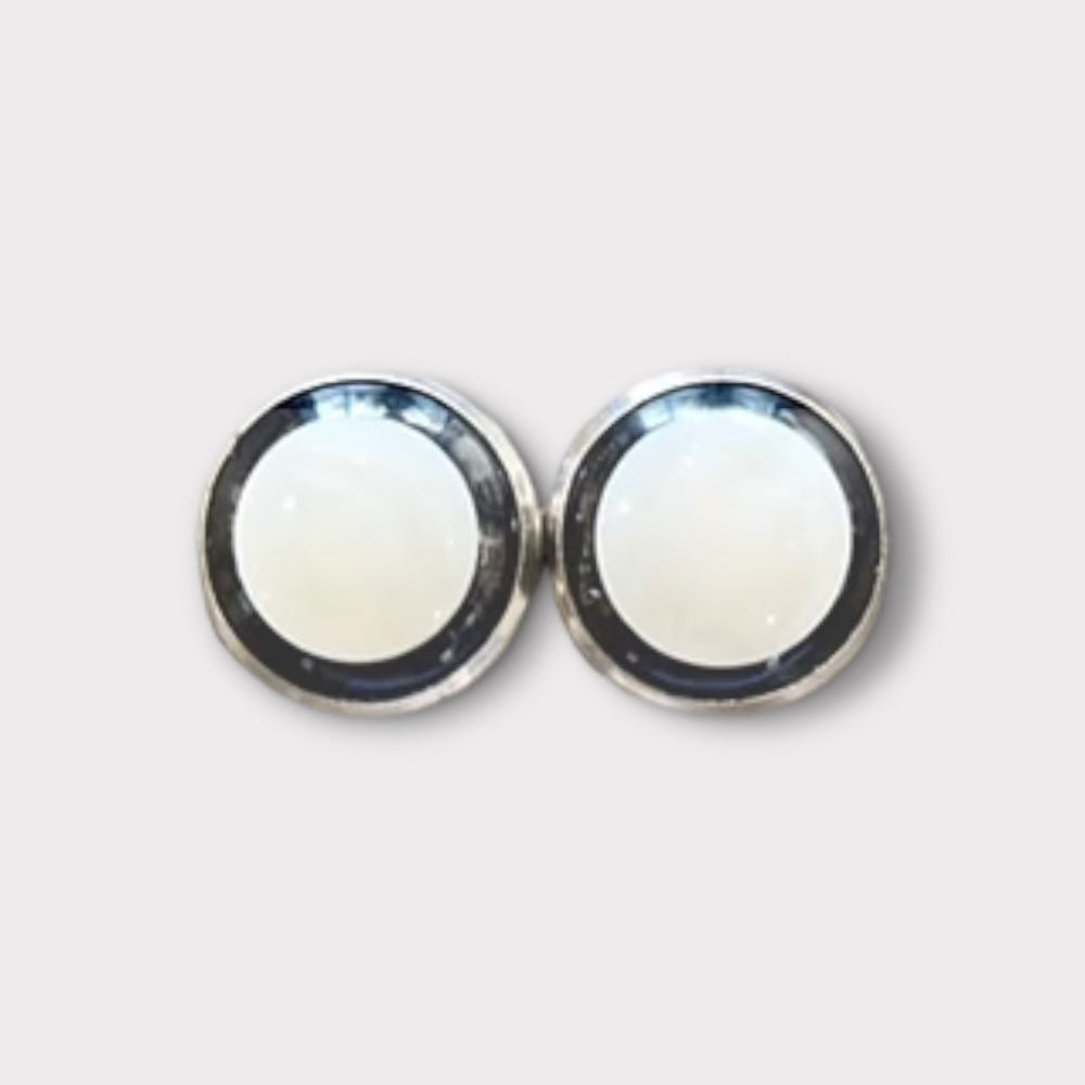 Black|White Magnetic Pin